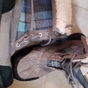 UGG Australia Mens Plaid Butte